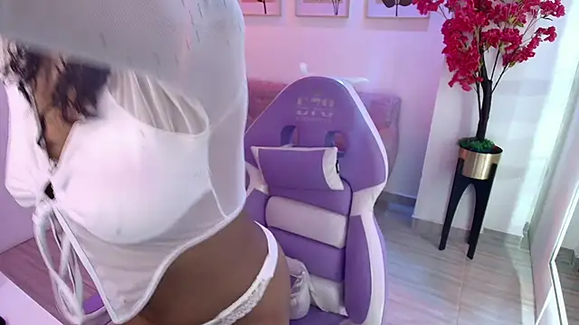 Snapshot of Lucia__vega chatting on 06/02/26, 11:43 Lucia vega online show from 06/02/26, 11:43