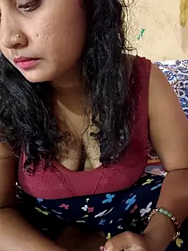 Snapshot of Tridha_2 chatting on 04/11/26, 11:47 Tridha 2 online show from 04/11/26, 11:47