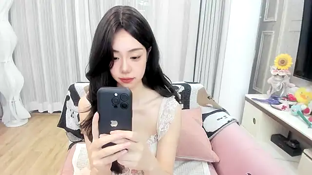 Snapshot of jolie_33 chatting on 04/19/26, 01:45 jolie 33 online show from 04/19/26, 01:45