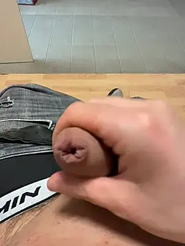 Snapshot of lorenzz122 chatting on 04/14/26, 12:21 lorenzz122 online show from 04/14/26, 12:21