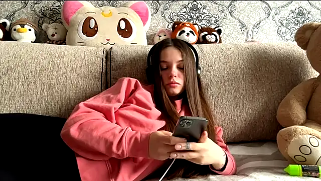 Snapshot of ThedaStrevell chatting on 03/27/26, 07:06 ThedaStrevell online show from 03/27/26, 07:06