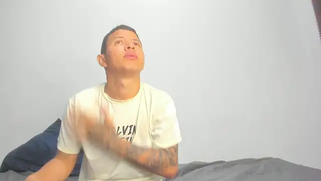 LatinsGuys2026 online show from 04/18/26, 11:01