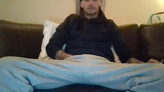 Snapshot of feetlovrr94 chatting on 05/17/26, 12:43 feetlovrr94 online show from 05/17/26, 12:43