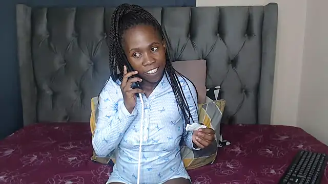 Snapshot of Cybil_Hearts chatting on 04/14/26, 06:35 Cybil Hearts online show from 04/14/26, 06:35