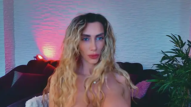 Snapshot of AngelWooW chatting on 04/11/26, 05:37 AngelWooW online show from 04/11/26, 05:37