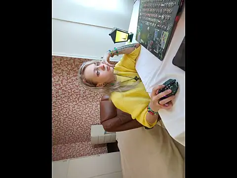 Snapshot of StijenaHunt chatting on 04/13/26, 01:04 StijenaHunt online show from 04/13/26, 01:04