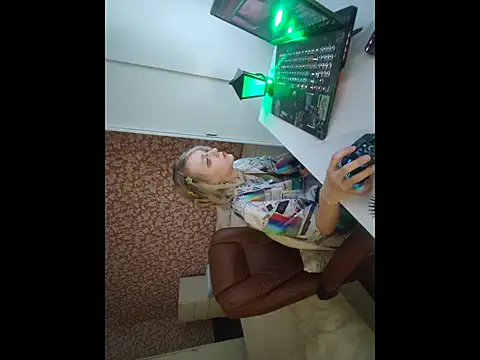 Snapshot of StijenaHunt chatting on 04/14/26, 01:27 StijenaHunt online show from 04/14/26, 01:27