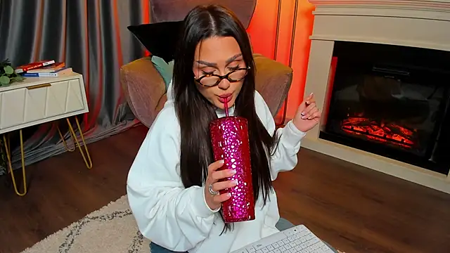 Snapshot of AvalonWest chatting on 04/13/26, 01:09 AvalonWest online show from 04/13/26, 01:09