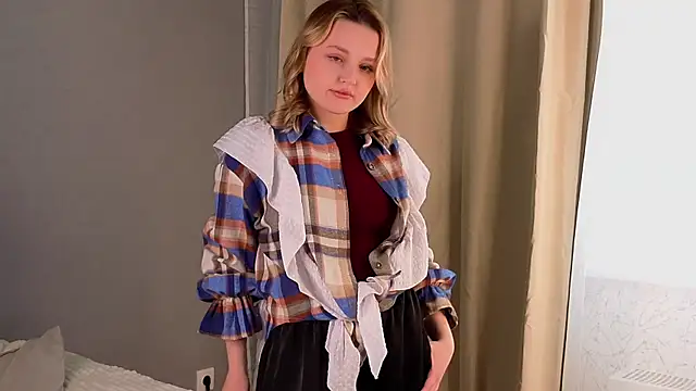 LorriMonz online show from 04/01/26, 03:30