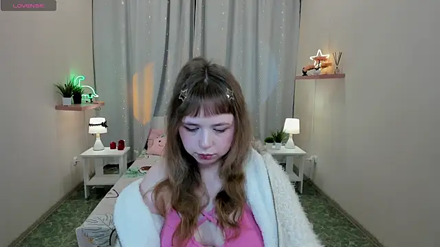 Snapshot of LeonaHicks chatting on 03/26/26, 06:11 LeonaHicks online show from 03/26/26, 06:11