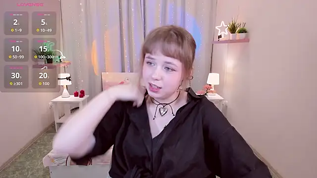 Snapshot of LeonaHicks chatting on 03/28/26, 06:03 LeonaHicks online show from 03/28/26, 06:03