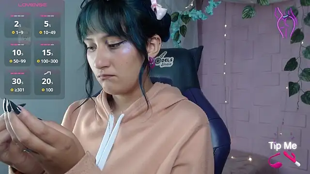 Snapshot of eyes_moonn chatting on 04/30/26, 12:23 eyes moonn online show from 04/30/26, 12:23