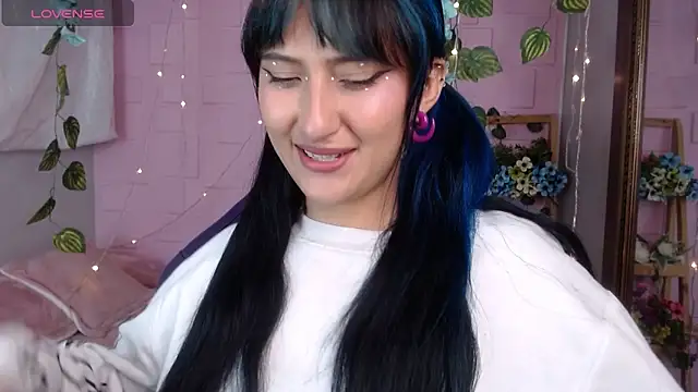 Snapshot of eyes_moonn chatting on 04/28/26, 12:09 eyes moonn online show from 04/28/26, 12:09