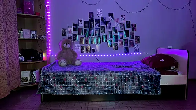 Snapshot of MoonRavelle chatting on 04/01/26, 02:58 MoonRavelle online show from 04/01/26, 02:58