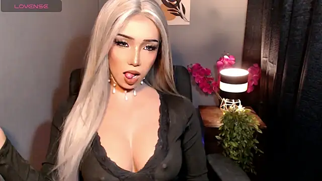 Snapshot of xEllaineCumsLotx chatting on 04/14/26, 02:22 xEllaineCumsLotx online show from 04/14/26, 02:22