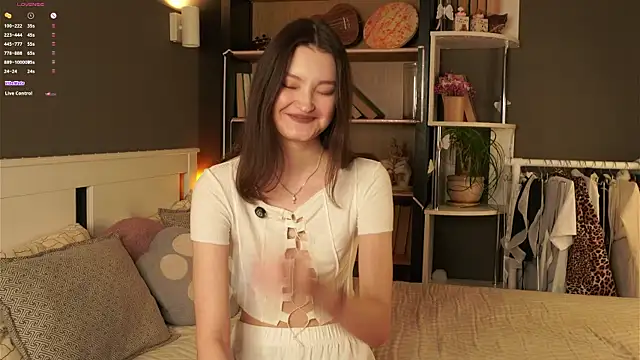 Snapshot of GussieGoold chatting on 04/06/26, 11:44 GussieGoold online show from 04/06/26, 11:44