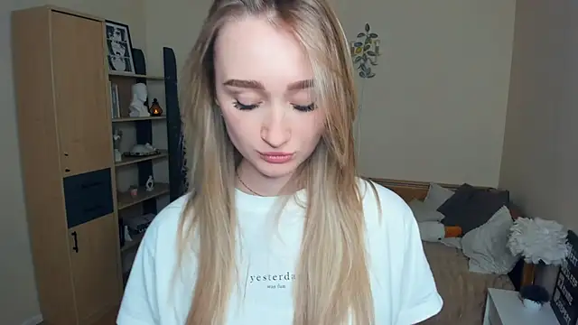 VioletteClaire online show from 04/18/26, 09:22