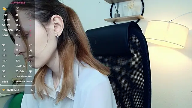 LoraLanett online show from 04/10/26, 02:02