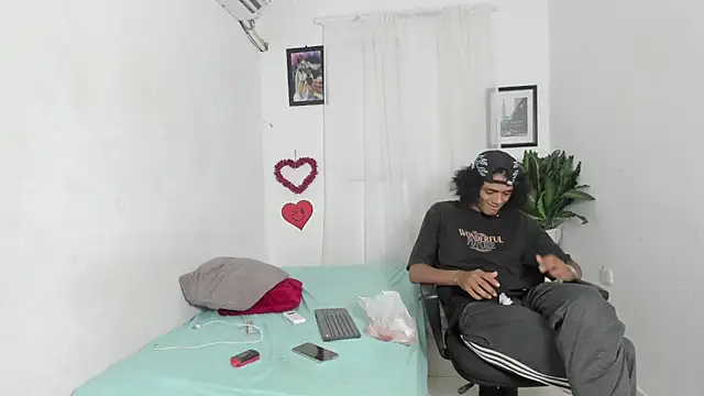 Snapshot of sweet_rose72 chatting on 04/13/26, 12:58 sweet rose72 online show from 04/13/26, 12:58