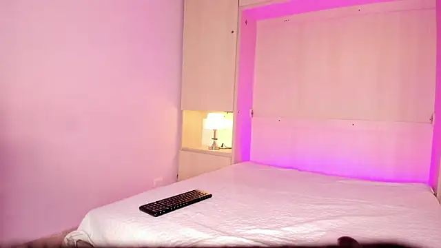 Snapshot of TessaLowe chatting on 04/11/26, 11:47 TessaLowe online show from 04/11/26, 11:47