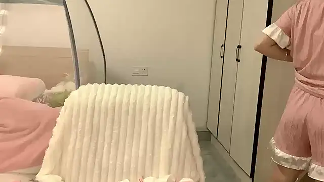 Snapshot of xiaodanta- chatting on 04/14/26, 11:37 xiaodanta- online show from 04/14/26, 11:37