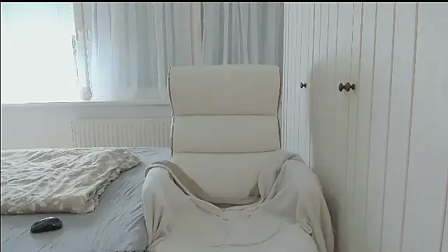 CutieLaura online show from 04/05/26, 11:50