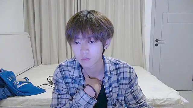 Snapshot of buding-001 chatting on 04/02/26, 12:56 buding-001 online show from 04/02/26, 12:56