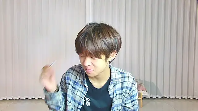 Snapshot of buding-001 chatting on 04/04/26, 10:00 buding-001 online show from 04/04/26, 10:00