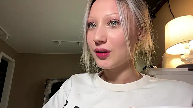 Snapshot of VibeAnna chatting on 03/25/26, 06:18 VibeAnna online show from 03/25/26, 06:18