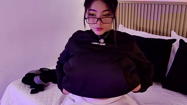 Snapshot of Aly_leee chatting on 04/10/26, 12:56 Aly leee online show from 04/10/26, 12:56