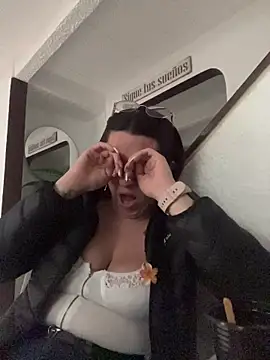 Snapshot of vitoria_bell chatting on 04/10/26, 12:12 vitoria bell online show from 04/10/26, 12:12