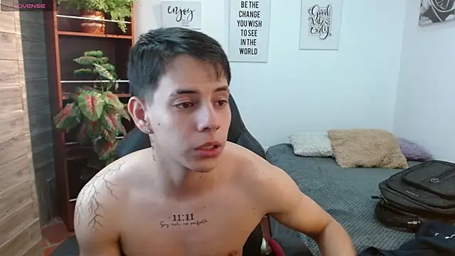 Snapshot of RoaSexi25 chatting on 04/08/26, 01:07 RoaSexi25 online show from 04/08/26, 01:07