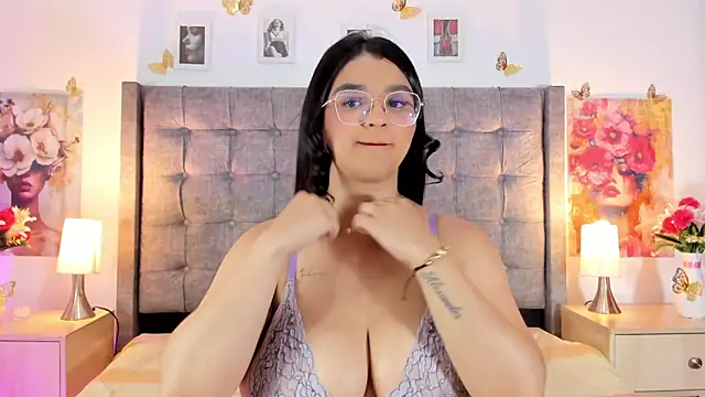 Snapshot of SamantaAristizabal2 chatting on 04/11/26, 11:03 SamantaAristizabal2 online show from 04/11/26, 11:03