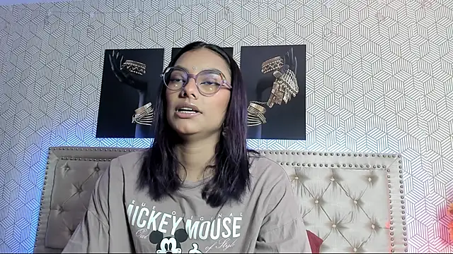 Snapshot of ValeAlvarez_ chatting on 04/12/26, 06:44 ValeAlvarez online show from 04/12/26, 06:44