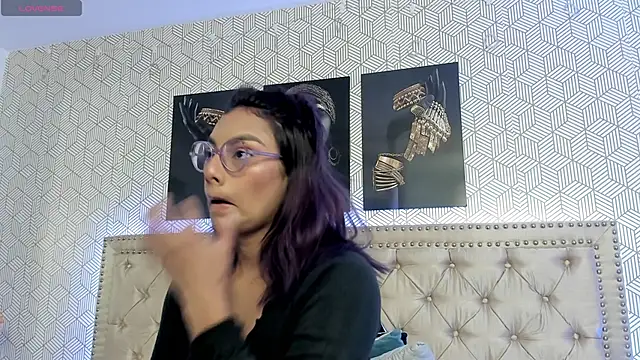 Snapshot of ValeAlvarez_ chatting on 03/27/26, 06:42 ValeAlvarez online show from 03/27/26, 06:42