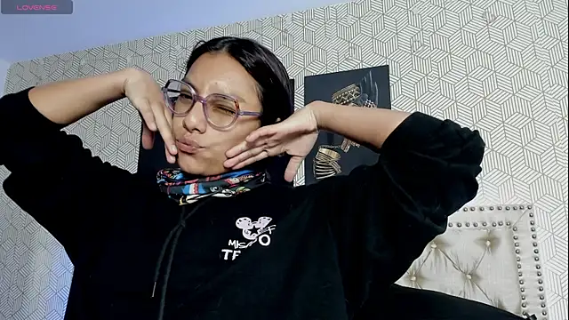 Snapshot of ValeAlvarez_ chatting on 04/14/26, 07:41 ValeAlvarez online show from 04/14/26, 07:41