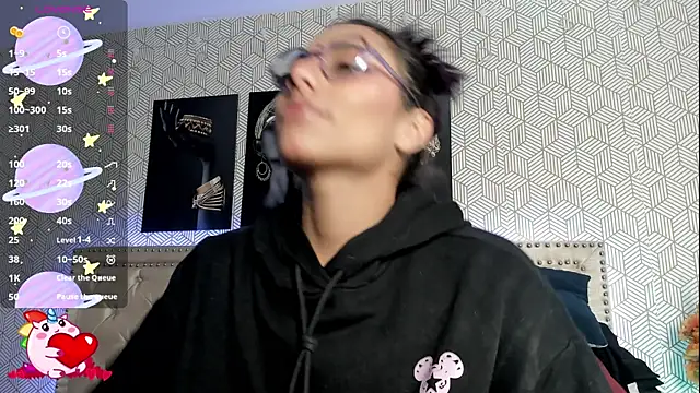 Snapshot of ValeAlvarez_ chatting on 04/13/26, 03:16 ValeAlvarez online show from 04/13/26, 03:16