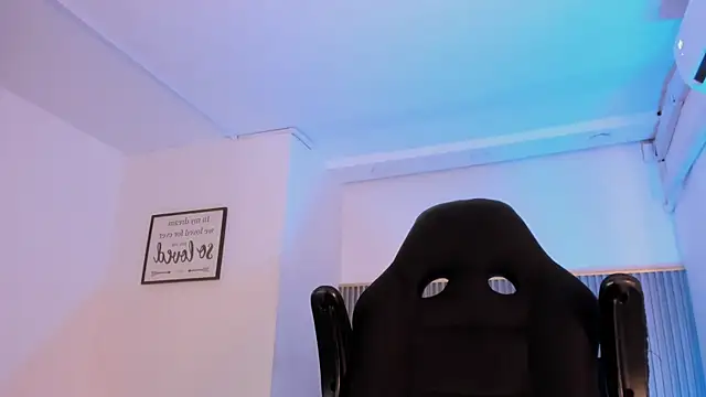 Snapshot of ApoloJackson1 chatting on 04/09/26, 06:19 ApoloJackson1 online show from 04/09/26, 06:19