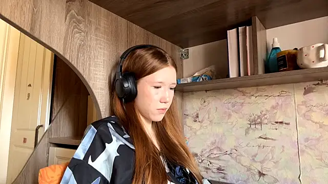 Snapshot of KiraNice1 chatting on 04/15/26, 05:13 KiraNice1 online show from 04/15/26, 05:13