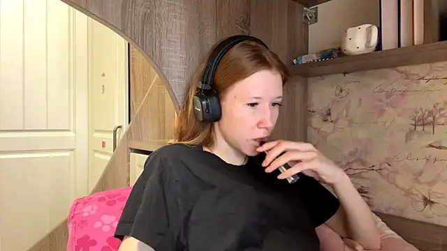 Snapshot of KiraNice1 chatting on 04/06/26, 08:37 KiraNice1 online show from 04/06/26, 08:37