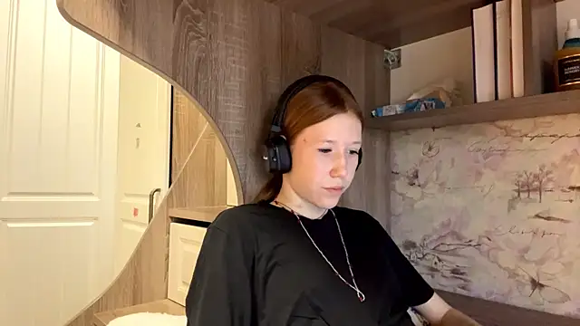 Snapshot of KiraNice1 chatting on 04/03/26, 12:33 KiraNice1 online show from 04/03/26, 12:33