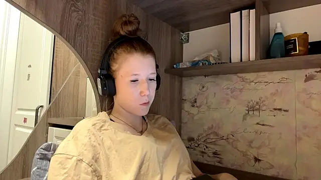 Snapshot of KiraNice1 chatting on 04/10/26, 12:45 KiraNice1 online show from 04/10/26, 12:45