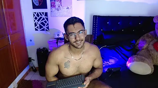 Snapshot of romanpearce_ chatting on 07/11/26, 07:47 romanpearce online show from 07/11/26, 07:47