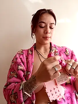 Snapshot of AuroraaMoonn chatting on 04/07/26, 01:02 AuroraaMoonn online show from 04/07/26, 01:02