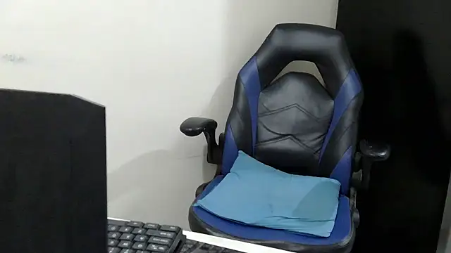 Snapshot of Darkkras chatting on 04/14/26, 12:04 Darkkras online show from 04/14/26, 12:04