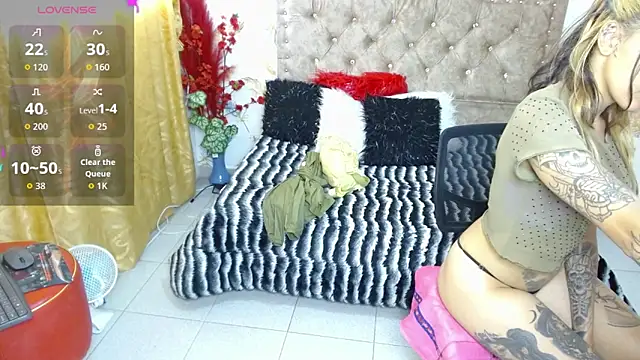 Snapshot of Luna-Foxx chatting on 04/14/26, 08:14 Luna-Foxx online show from 04/14/26, 08:14