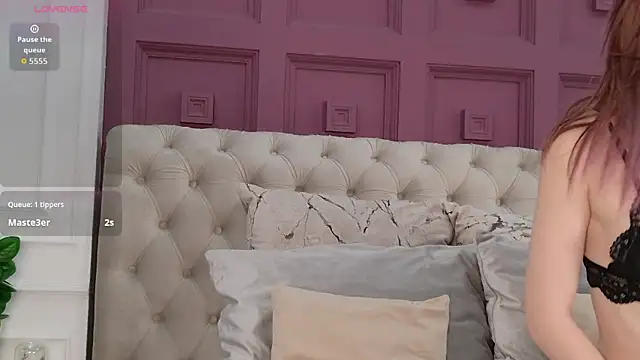 Snapshot of LouiseFleen chatting on 04/06/26, 04:46 LouiseFleen online show from 04/06/26, 04:46