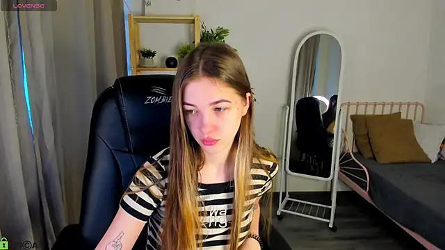 Snapshot of Miss_Shanel chatting on 04/19/26, 01:17 Miss Shanel online show from 04/19/26, 01:17