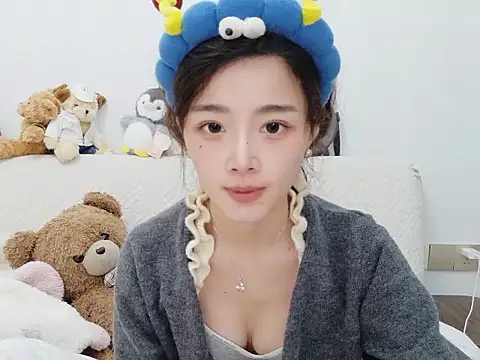 Snapshot of cc-8 chatting on 03/29/26, 01:46 cc-8 online show from 03/29/26, 01:46