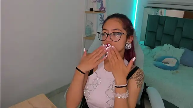 Sara Red X online show from 05/17/26, 03:50